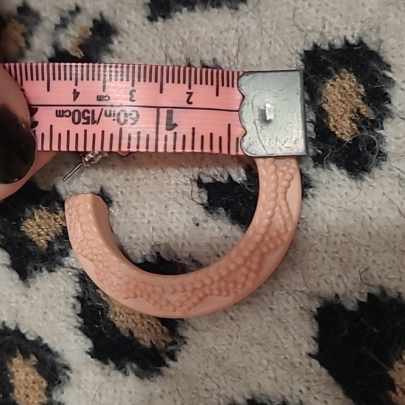 Pink textured hoop Earings - Picture 4 of 4